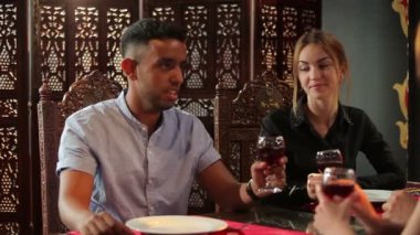 genç kadın ve Hintli adam içki kırmızı şarapta Asya restoran yakın çekim 