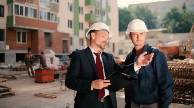 İşadamları binalar inşaat kask içinde