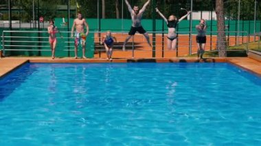 insanlar atlama yüzme havuzunda