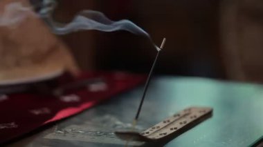 Tütsü sopa Hint restoranı arka planda masada yumuşak duman