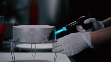 Kırmızı kek pişirme işlemi