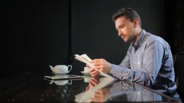 masaya belgeleriyle çalışma takım elbiseli genç işadamı