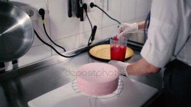 Kırmızı kek pişirme işlemi