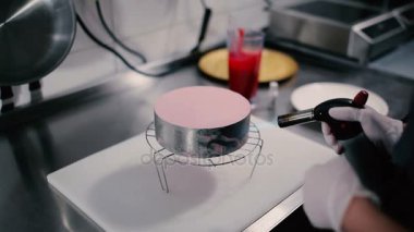 Kırmızı kek pişirme işlemi