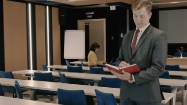 esmer işkadını sarı gömlekli laptop ve not defterinde yazılı adam ile çalışma 