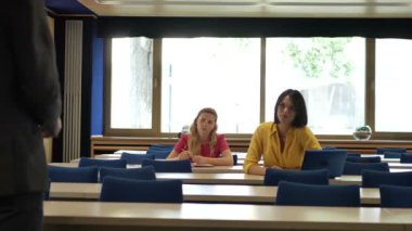 Ofiste birlikte çalışan iş adamları