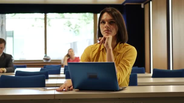 Mulher Negócios Morena Camisa Amarela Trabalhando Com Laptop — Vídeo de Stock