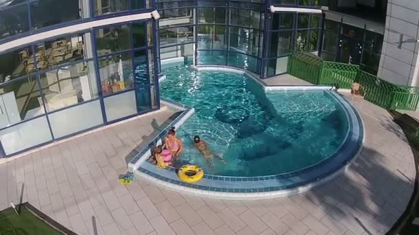 Γυναίκα με τα κορίτσια στην εξωτερική πισίνα — Αρχείο Βίντεο