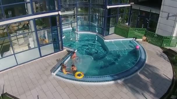 Femme avec des filles dans la piscine extérieure — Video