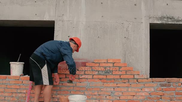 Homem de capacete uniforme e protetor — Vídeo de Stock