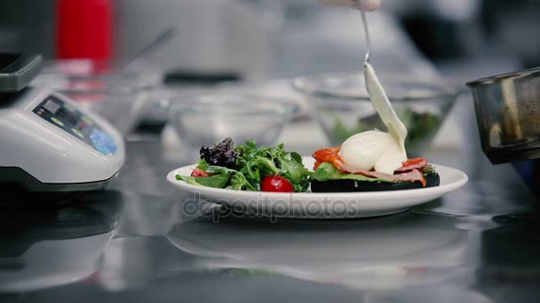 Humano decorar prato com alimentos — Vídeo de Stock