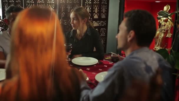 Close Van Jonge Vrouwen Indier Drink Rode Wijn Aziatisch Restaurant — Stockvideo