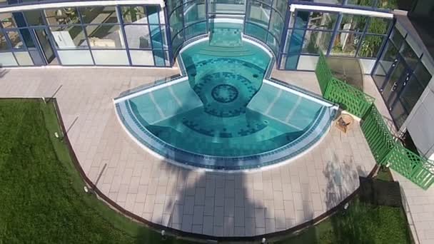 Открытый бассейн в летнее время — стоковое видео