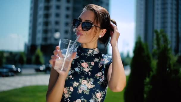 Brunette woman drink water — Stock Video