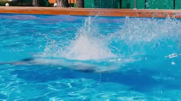 Homem mergulho na piscina exterior — Vídeo de Stock