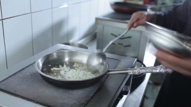 Close Mãos Femininas Cozinhar Cebola Cozinha Restaurante Indiano — Vídeo de Stock