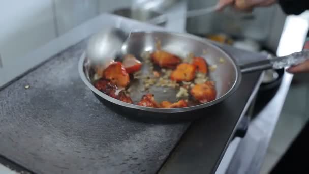 Primo Piano Mani Maschili Che Cucinano Carne Pentola Cucina Ristorante — Video Stock