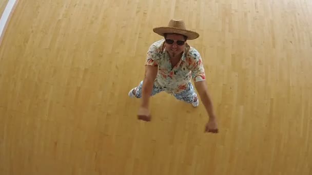 Man dancer in beach hat — Stock Video