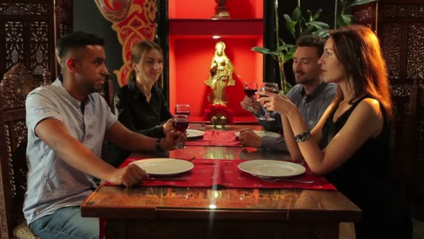 Närbild Unga Kvinnor Och Män Att Dricka Rött Vin Asiatisk — Stockvideo