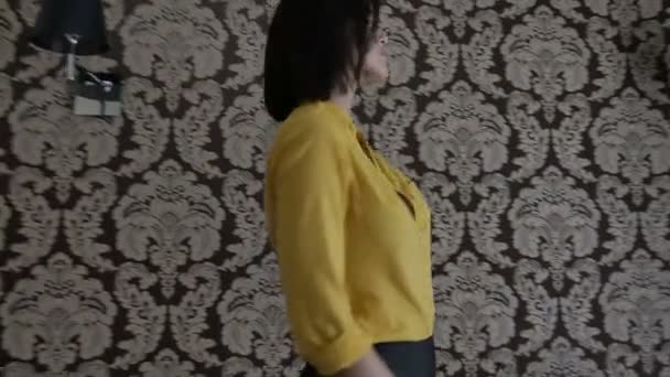 Femme Affaires Brune Chemise Jaune Assise Sur Canapé Dans Chambre — Video