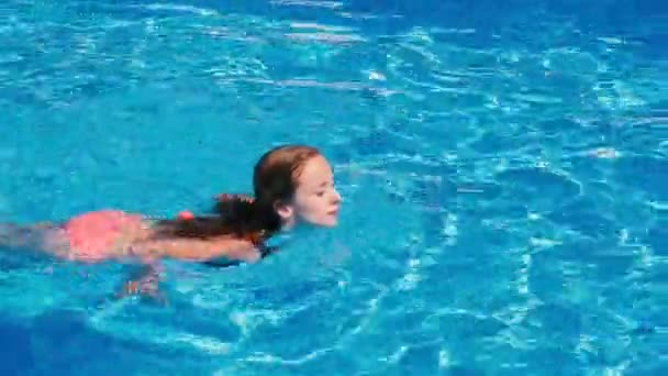 Woman swimming in outdoor pool — Stock Video