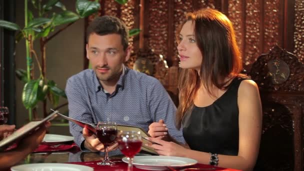 若い女性と男性は インド レストランでワインを飲む赤のクローズ アップ — ストック動画