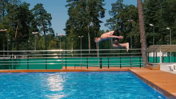 Hombre de buceo en la piscina al aire libre — Vídeo de stock