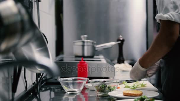 Мужские руки салат приготовления пищи — стоковое видео
