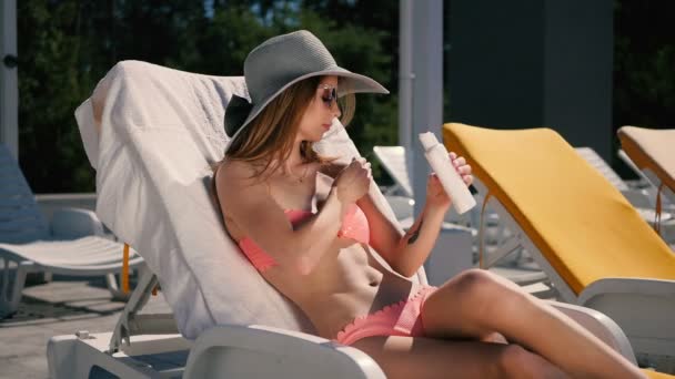 Jeune femme prendre un bain de soleil — Video