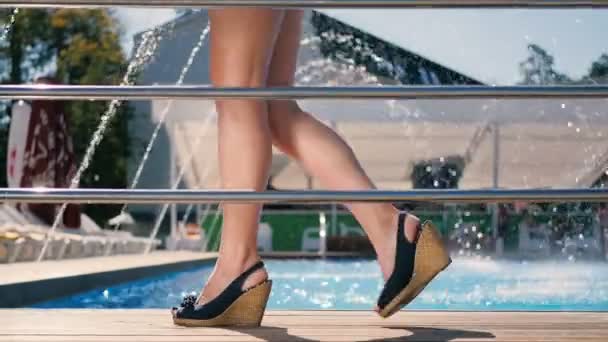 女性の足のクローズ アップ — ストック動画