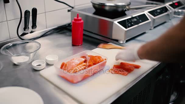 Hände schneiden Fisch an Bord — Stockvideo