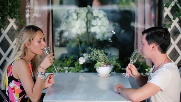 Man en vrouw drinken champagne — Stockvideo