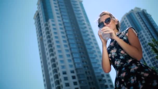 Брюнетка женщина пить воду — стоковое видео
