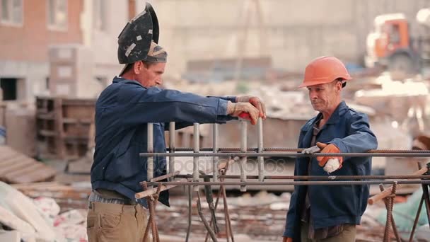 Hombres en cascos uniformes y protectores — Vídeos de Stock