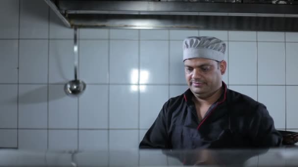 Primo Piano Asiatico Uomo Cucina Cucina Indiano Ristorante — Video Stock