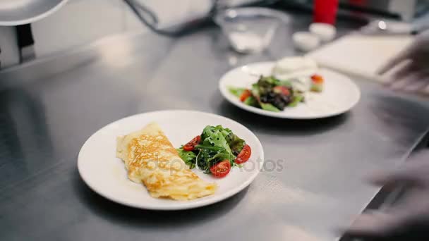 Ruce si talíř s omeletou — Stock video