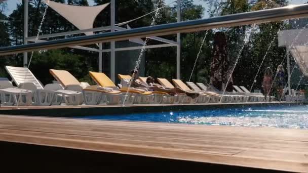 Pessoas perto de piscina exterior — Vídeo de Stock