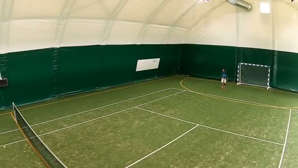 Hommes jouant au grand tennis — Video