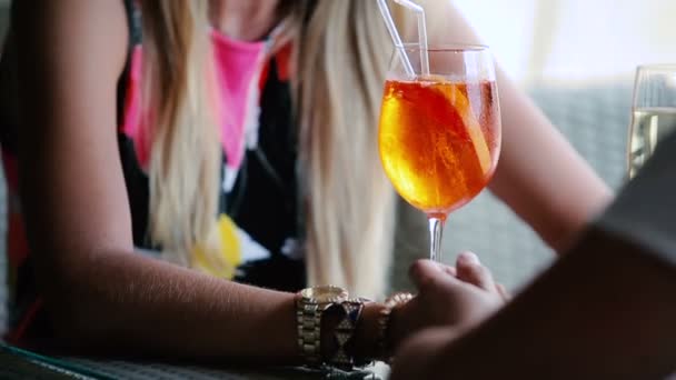 Mujer beber sabroso Aperol Spritz — Vídeo de stock