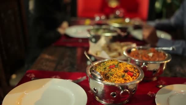 Close Van Lekker Indiaas Eten Kommen Vrouwelijke Mannelijke Handen Tafel — Stockvideo