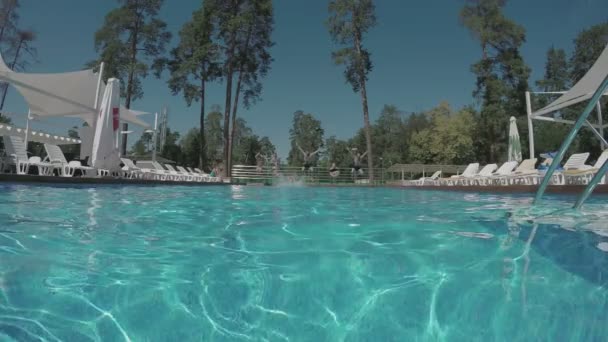 personnes sautent dans la piscine 