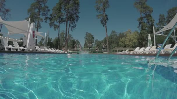 Pessoas saltam na piscina — Vídeo de Stock