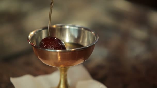 Primo Piano Mani Femminili Versando Sciroppo Dolce Palle Formaggio Indiano — Video Stock