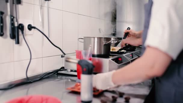 Процес приготування червоного торта — стокове відео