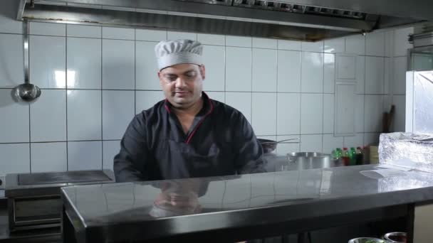 Close Homem Asiático Cozinhar Cozinha Restaurante Indiano — Vídeo de Stock