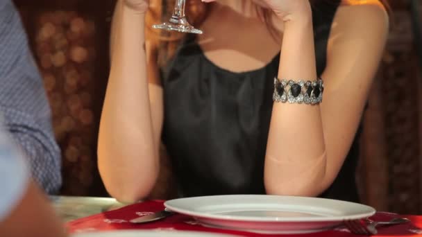 Γκρο Πλαν Νεαρή Γυναίκα Ποτό Κόκκινο Κρασί Στο Ινδικό Εστιατόριο — Αρχείο Βίντεο