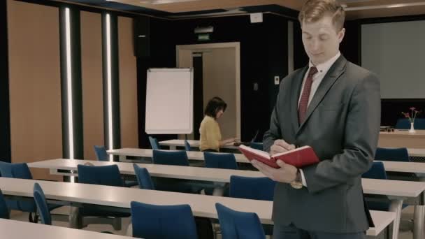 Brünette Geschäftsfrau Gelben Hemd Arbeitet Mit Laptop Und Mann Schreibt — Stockvideo