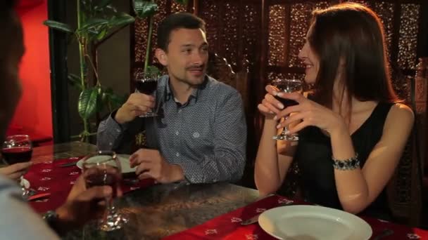 Gros Plan Jeune Femme Les Hommes Boivent Vin Rouge Dans — Video