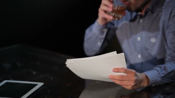 Jeune Homme Affaires Costume Travaillant Avec Des Documents Sur Table — Video