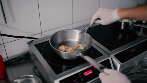 Человек Гриль мясо на сковороде — стоковое видео